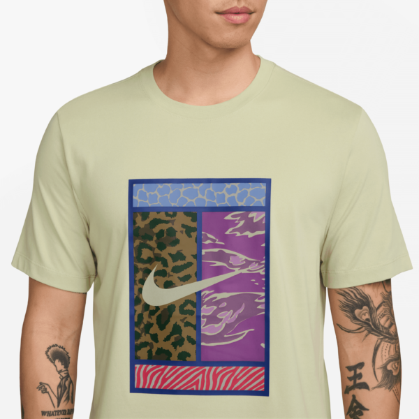 تی شرت تنیس مردانه نایک NikeCourt Dri-FIT Printed - سبز - Image 3