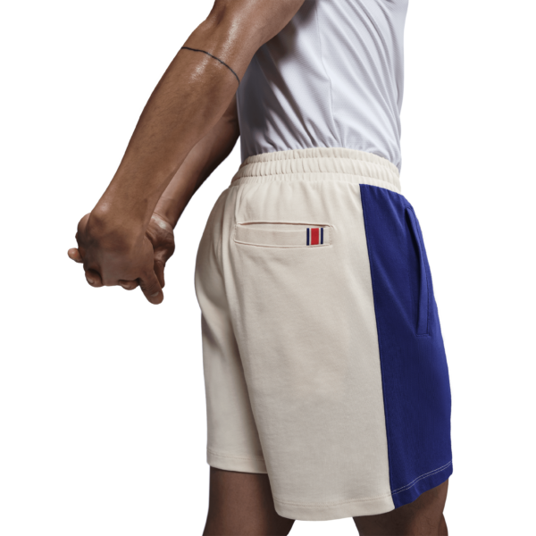 شلوارک تنیس مردانه نایک NikeCourt Heritage 15 cm - کرم - Image 4