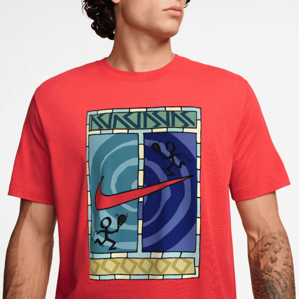 تی شرت تنیس مردانه نایک NikeCourt Dri-FIT Graphic Print- قرمز - Image 2