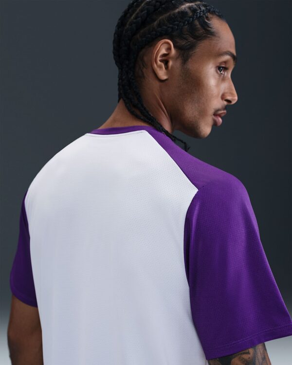 تی شرت تنیس مردانه نایک NikeCourt Advantage- سفید/بنفش - Image 4