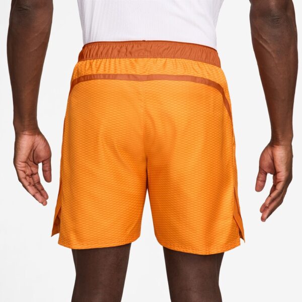 شلوارک تنیس مردانه نایک NikeCourt Dri-FIT Print Victory 7'' (18 cm)  - نارنجی - Image 4