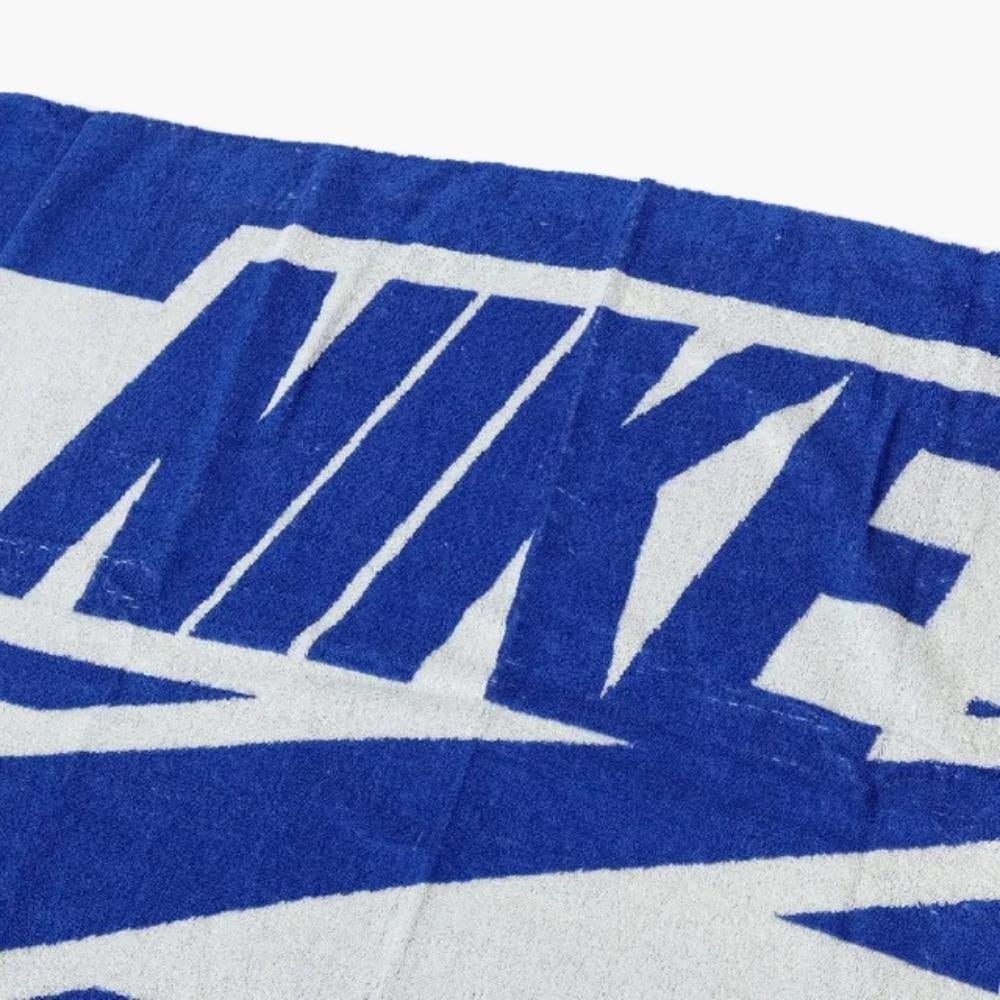 حوله نایک Nike Club Beach Towel 173X71cm - سفید/آبی حوله نایک Nike Club Beach Towel 173X71cm - سفید/آبی - Image 3