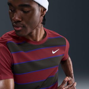 تی شرت تنیس مردانه نایک NikeCourt Slam Dri-FIT Advantage – زرشکی