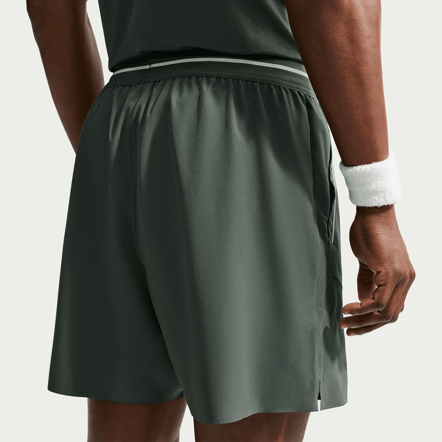 شلوارک تنیس مردانه نایک NikeCourt Advantage Dri-FIT 15 cm– سبز زیتونی - تصویر 2
