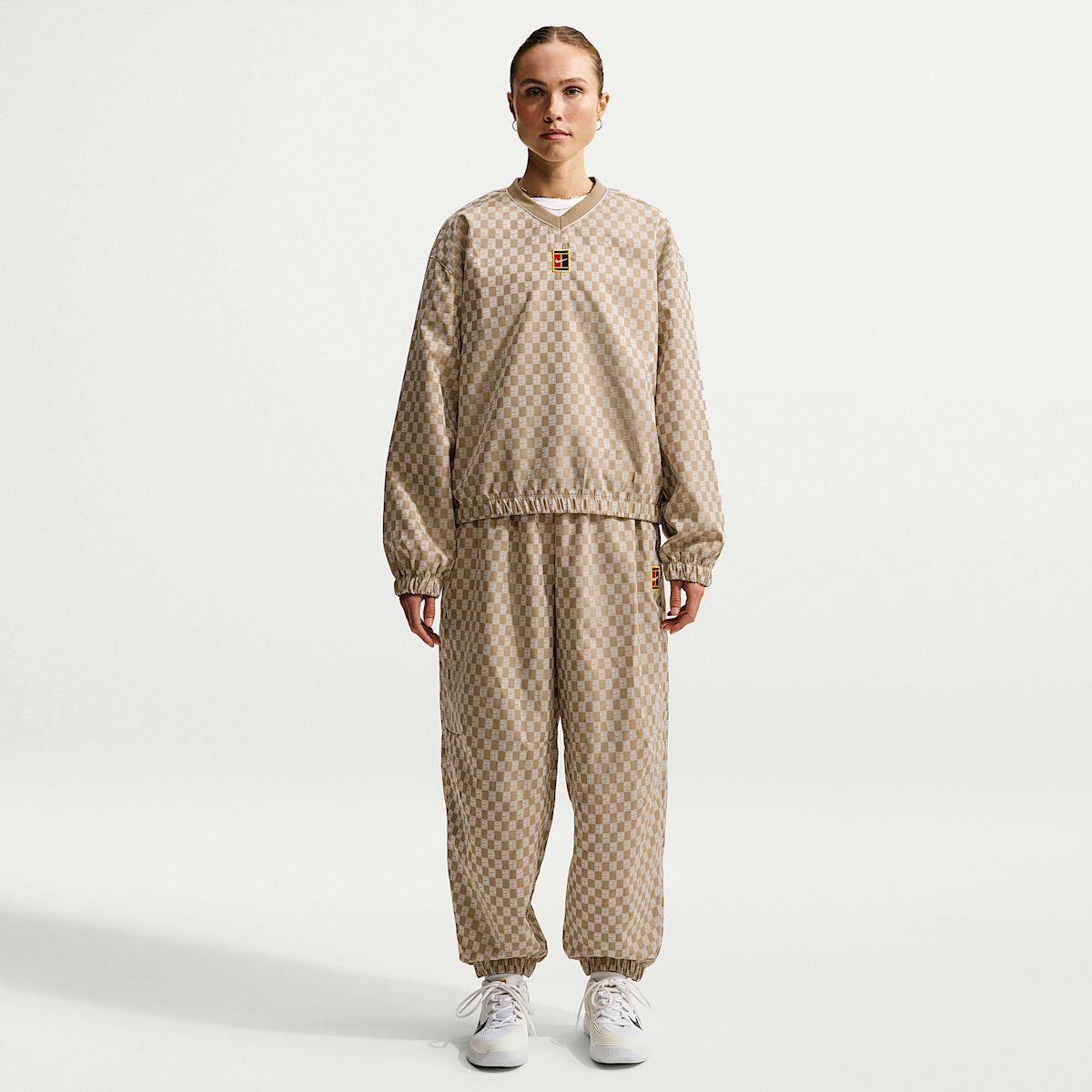 بلوز تنیس آستین بلند زنانه اورسایز نایک Court Collection Oversize  – بژ - تصویر 5