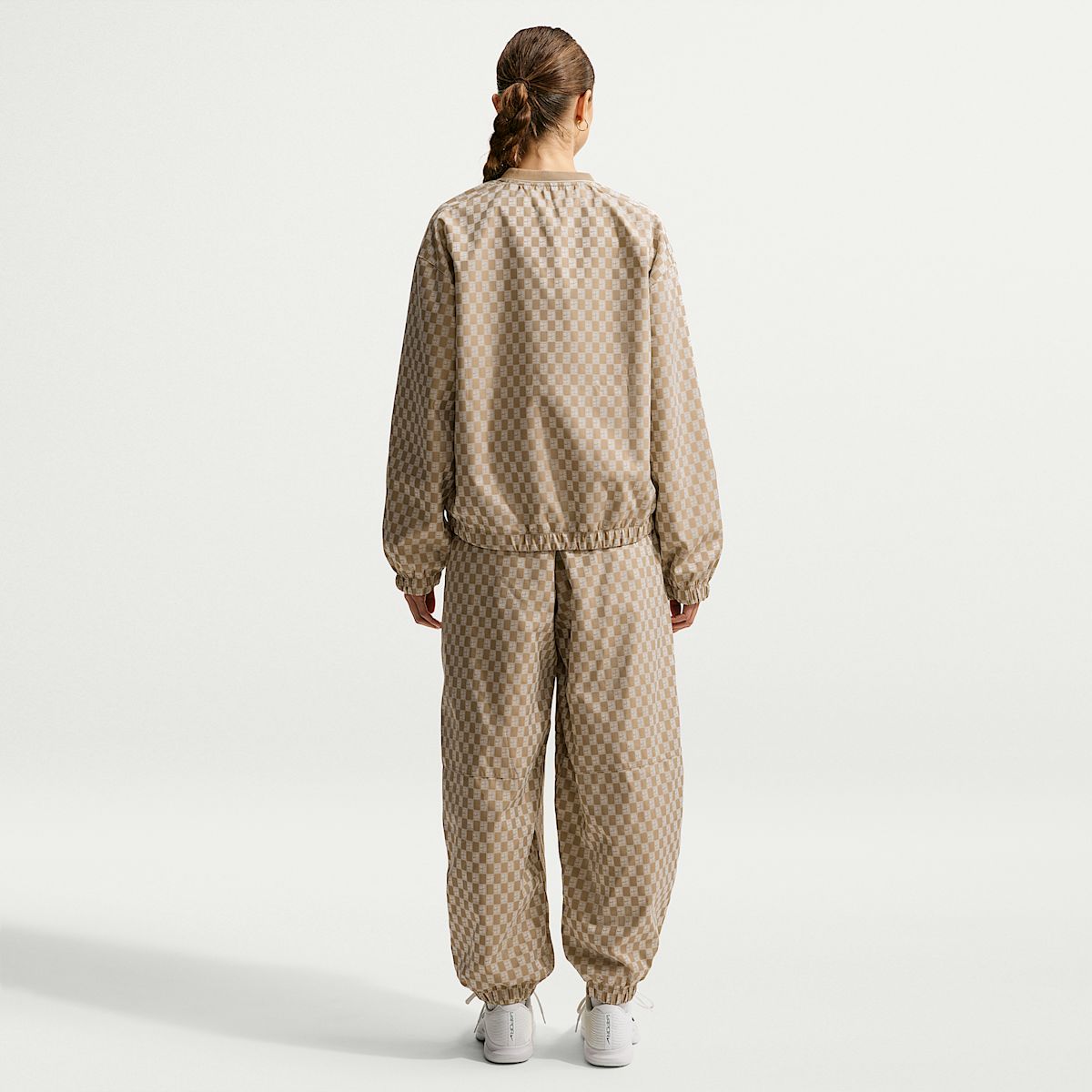بلوز تنیس آستین بلند زنانه اورسایز نایک Court Collection Oversize  – بژ - تصویر 6
