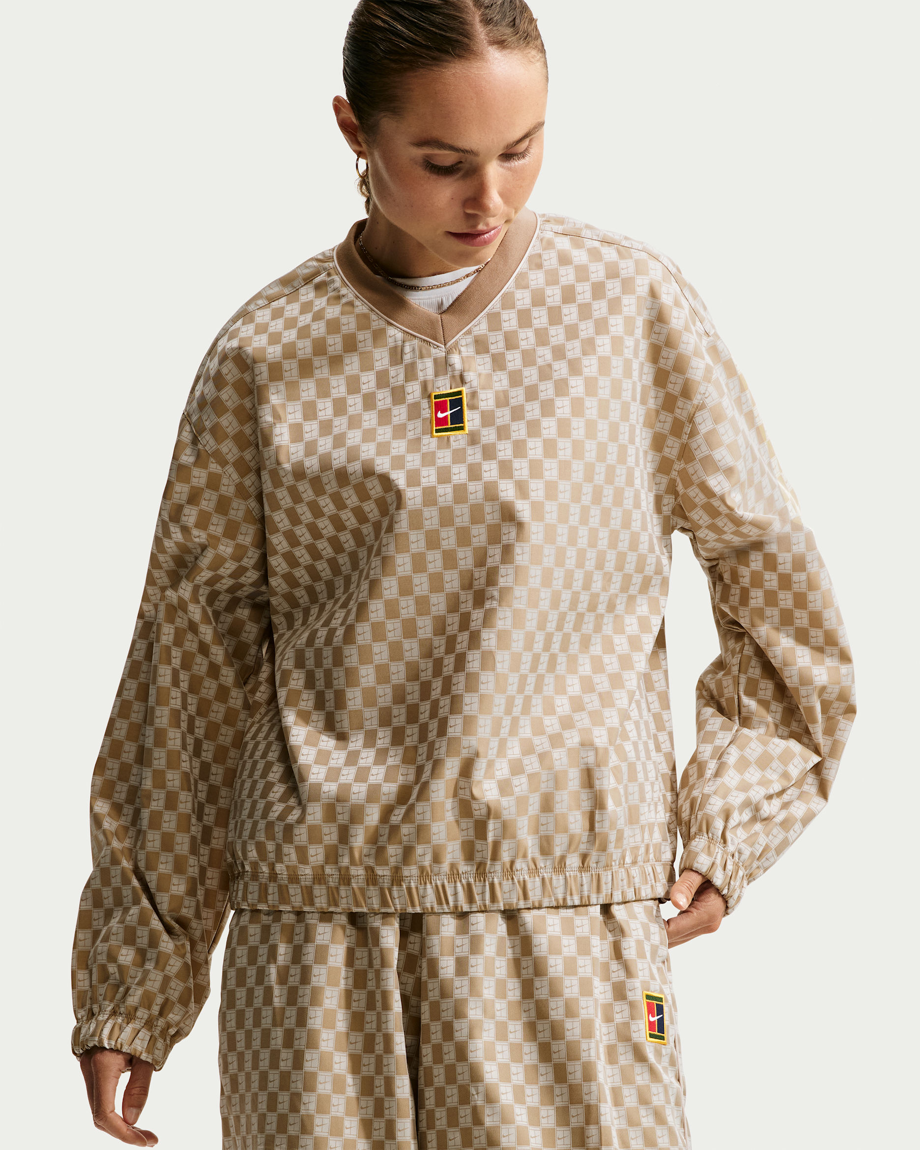 بلوز تنیس آستین بلند زنانه اورسایز نایک Court Collection Oversize  – بژ - تصویر 2