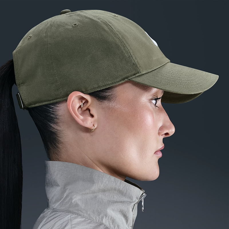 کلاه تنیس نایک Nike Club Futura Swoosh  – زیتونی/سفید - تصویر 2